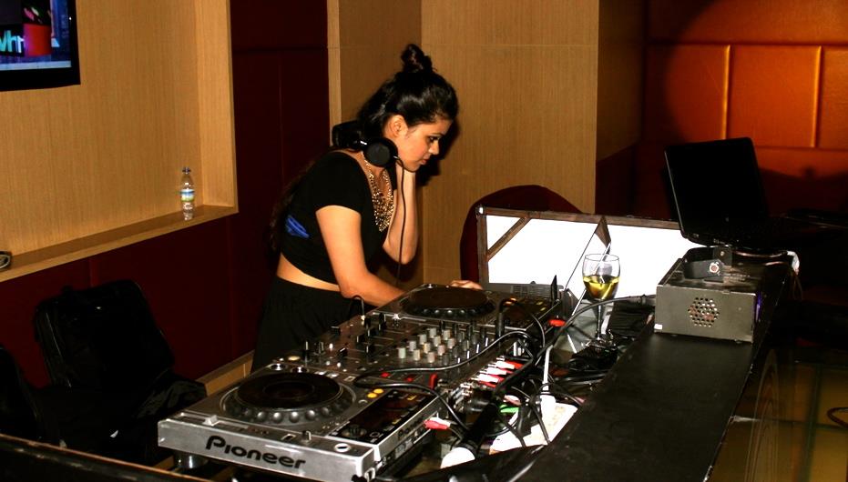 female disco jockey maharashtra