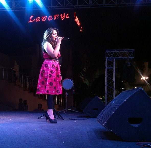 professional female singer maharashtra