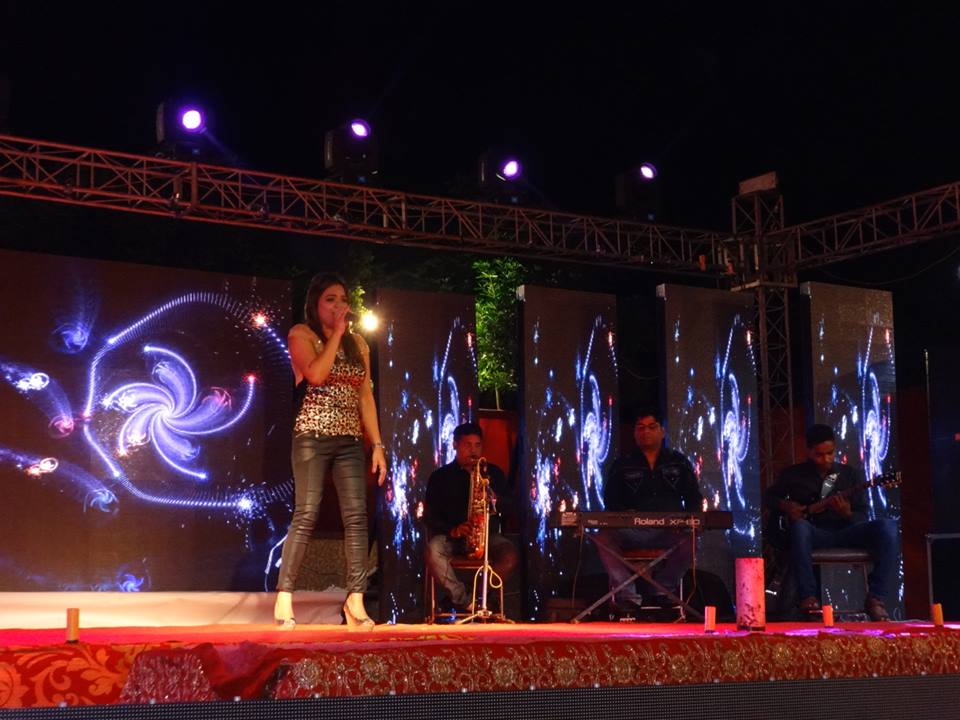best live band with girl maharashtra