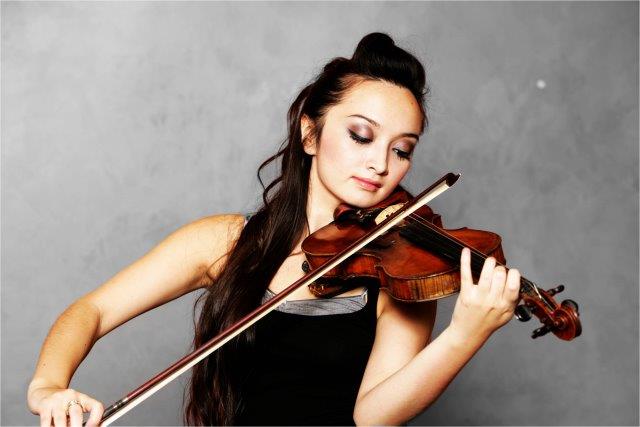 female violin player maharashtra
