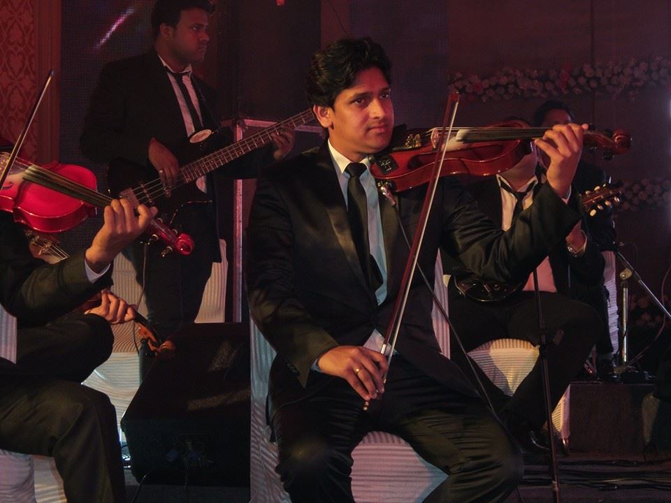 male violin player maharashtra